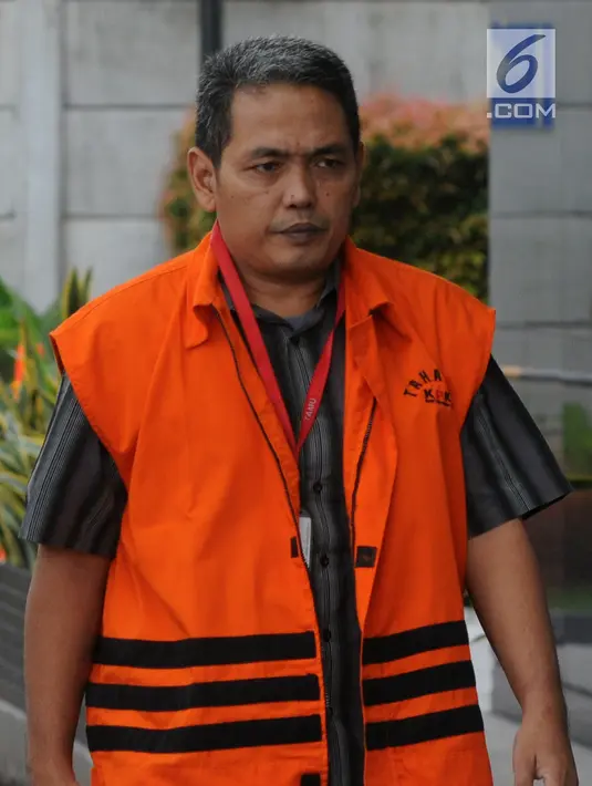 Plh Kadis PU Kota Pasuruan Dwi Fitri Nurcahyo tiba di Gedung KPK, Jakarta, Jumat (16/11). Dwi akan menjalani pemeriksaan lanjutan oleh penyidik KPK. (Merdeka.com/Dwi Narwoko)
