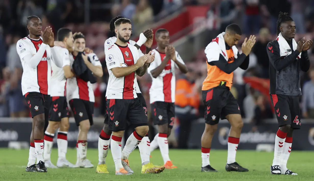 Bertandang ke St Mary's Stadium, Chelsea dipaksa menelan kekalahan 1-2. The Blues coba mendominasi pertandingan tapi Southampton yang tampil di hadapan pendukung sendiri mampu bermain lebih agresif dan percaya diri sehingga kemenangan menjadi milik tim tuan rumah. (AP/Ian Walton)