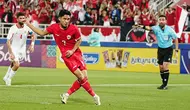 Pemain Timnas Indonesia U-23, Marselino Ferdinan melakukan eksekusi penalti yang berbuah gol pertama ke gawang Yordania U-23 pada laga ketiga Grup A Piala Asia U-23 2024 di Abdullah bin Khalifa Stadium, Doha, Qatar, Minggu (21/4/2024). (Dok. PSSI)