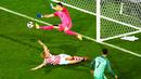 Tendangan Cristiano Ronaldo berhasil ditahan kiper Kroasia, Danijel Subasic, tapi menghasilkan bola rebound yang kemudian disundul Ricardo Quaresma yang berujung gol. (EPA/Shawn Tew)