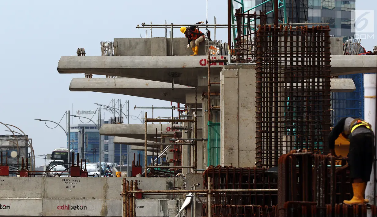 Pekerja menyelesaikan proyek pembangunan Light Rail Transit (LRT) koridor Cibubur-Cawang di Jakarta, Rabu (5/12). LRT koridor Cibubur-Cawang akan diuji coba pada April 2019. (Liputan6.com/JohanTallo)