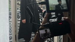 Terbaru, ini gaya Park Bo Gum saat tampil memukau di acara the 'CELINE's 'S/S 2023 Menswear Collection' show di Paris. Berbalut long blazer hitam dan turtleneck, gayanya banjir pujian penggemar. (Liputan6.com/Twitter/@BOGUMMY)