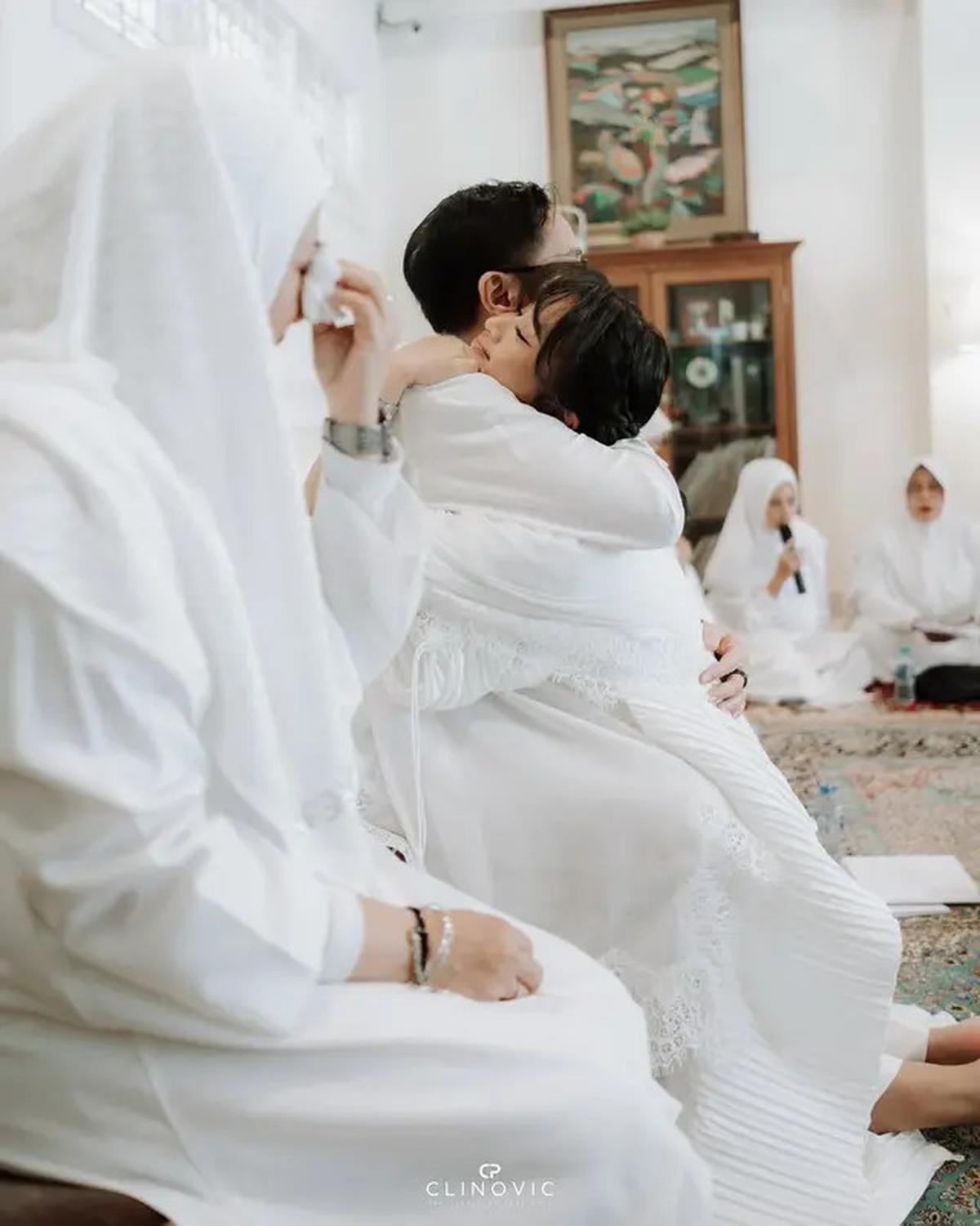 7 Foto Pengajian Jelang Pernikahan Anak Ikke Nurjanah, Kompak Menemani Bareng Aldi Bragi