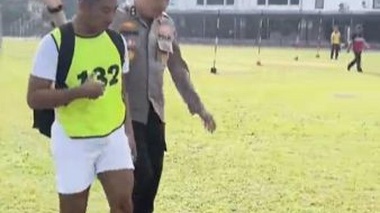 Video mengharukan seorang casis Polda Jabar yang harus kehilangan sang ayah diunggah oleh seorang perwira polisi, Manang Soebeti beberapa waktu yang lalu.