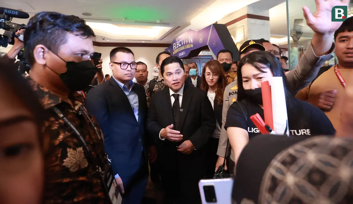 <p>Ketua Umum PSSI terpilih untuk periode 2023-2027, Erick Thohir bersiap memberi keterangan pers sesaat setelah berakhirnya Kongres Luar Biasa (KLB) PSSI di Hotel Shangri-La, Jakarta Pusat pada Kamis (16/2/2023). Erick Thohir berhasil mengungguli calon lainnya, La Nyalla Mahmud Mattalitti dengan perolehan suara 64 berbanding 22. (Bola.com/M Iqbal Ichsan)</p>