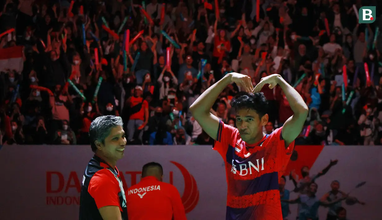 Selebrasi tunggal putra Indonesia, Chico Aura Dwi Wardoyo setelah mengalahkan Ng Ka Long Angus di semifinal Indonesia Masters 2023 yang berlangsung di Istora Senayan, Jakarta, Sabtu (28/1/2023). Pada partai final, Chico akan menghadapi sesama pebulutangkis Tanah Air, Jonatan Christie. (Bola.com/M Iqbal Ichsan)