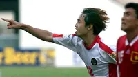 Gendut Doni Christiawan melakukan selebrasi usai membobol gawang Vietnam di semifinal Piala AFF 2000. (AFP/Pornchai Kittiwongsakul)