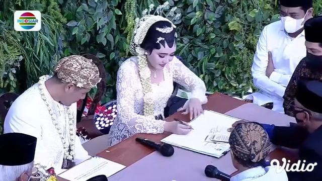 6 Momen Akad Nikah Via Vallen dan Chevra Yolandi, Kental dengan Adat Jawa