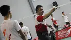 Lius Pongoh (Juara Indonesia Terbuka 1984) sedang memberikan Coaching Clinic kepada Atlet Muda di Gor ASA Cilegon, Banten, Sabtu (14/3/2015). Kegiatan ini sebagai pemasalan bulutangkis keseluruh Indonesia. (Liputan6.com/Helmi Afandi)