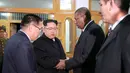Pemimpin Korea Utara Kim Jong Un saat mengunjungi kedutaan Kuba untuk mengungkapkan belasungkawa atas mendiang pemimpin Kuba Fidel Castro. (Reuters/KCNA)