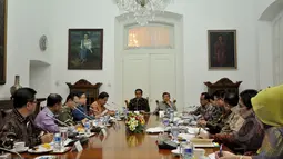 Suasana rapat antara Presiden Joko Widodo didampingi Wakil Presiden Jusuf Kalla bersama pimpinan Badan Umum Milik Negara (BUMN) di Istana Bogor, Jawa Barat, Senin (16/2/2015). (Liputan6.com/Faizal Fanani)
