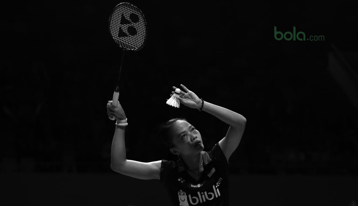Tunggal putri Indonesia, Fitriani melakukan service saat melawan pebulutangkis Thailand, Ratchanok Intanon pada ajang Indonesia Open 2018 di Istyora Senayan, Jakarta, (3/6/2018). Intanon menang 21-8, 21-16. (Bola.com/Nick Hanoatubun)