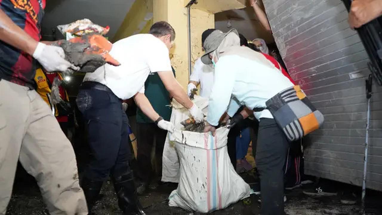 Aksi Kiran Cucu Presiden Sukarno Ikut Bersih-bersih Sungai Tukad Bali Pasca-banjir