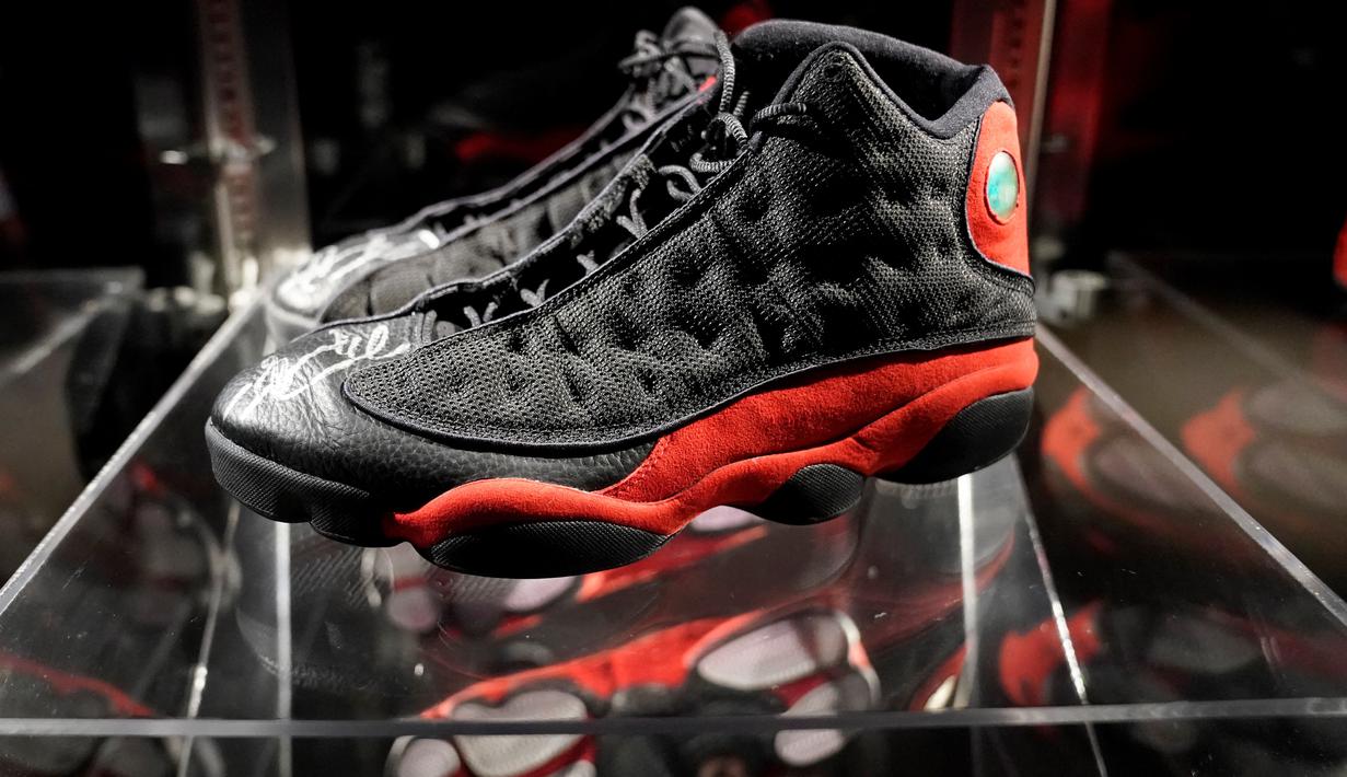 Dalam foto file yang diambil pada 6 April 2023 ini, sepatu kets Air Jordan XIII Bred dari Final NBA 1998 milik Michael Jordan ditampilkan selama pratinjau pers di New York di Sotheby's untuk pelelangan mendatang "Victoriam," koleksi artefak olahraga yang terdiri dari dua bagian yang telah dikurasi secara khusus. (Photo by TIMOTHY A. CLARY / AFP)
