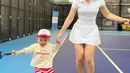 Cipung yang ditemani Prilly, nampak menikmati momen serunya di lapangan tenis. Sebagai bayi selebriti, Cipung memang sudah memiliki banyak penggemar dan bisa disebut sebagai bayi selebriti paling populer di Indonesia. (Liputan6.com/IG/@prillylatuconsina96)