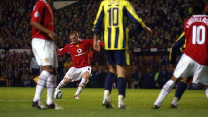 Wayne Rooney mencetak hattrick dalam debut bersama Manchester United saat berjumpa Fenerbahce pada Liga Champions di Old Trafford, Manchester, 28 September 2004. (AFP/Paul Barker)