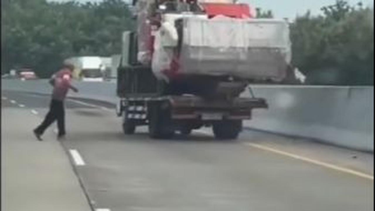 "Tadi sudah dimintai keterangan. Karena siapapun itu yang lewat tol hanya boleh berhenti di rest area. Karenanya setiap ada mobil atau sejenisnya berhenti di bahu tol pasti langsung dihalau petugas," ujarnya.