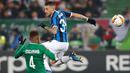 Gelandang Inter Milan, Cristiano Biraghi, berebut bola dengan pemain Ludogorets, Cicinho dalam leg pertama 32 besar Liga Europa di Huvepharma Arena, Kamis (20/2/2020). Inter Milan sukses membawa pulang kemenangan usai mengalahkan tuan rumah Ludogorets 2-0. (AP/Vadim Ghirda)
