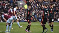 Pemain Chelsea Christian Pulisic (tengah) merayakan setelah mencetak gol ke gawang Burnley pada pertandingan sepak bola Liga Inggris di Turf Moor, Burnley, Inggris, 5 Maret 2022. Chelsea menang 4-0. (Oli SCARFF/AFP)