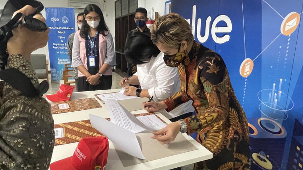 Penandatanganan Nota Kesepahaman antara Qlue yang diwakili oleh Maya Arvini selaku President dan YBPN yang diwakili oleh Femmy Ferdinandus sebagai Ketua.