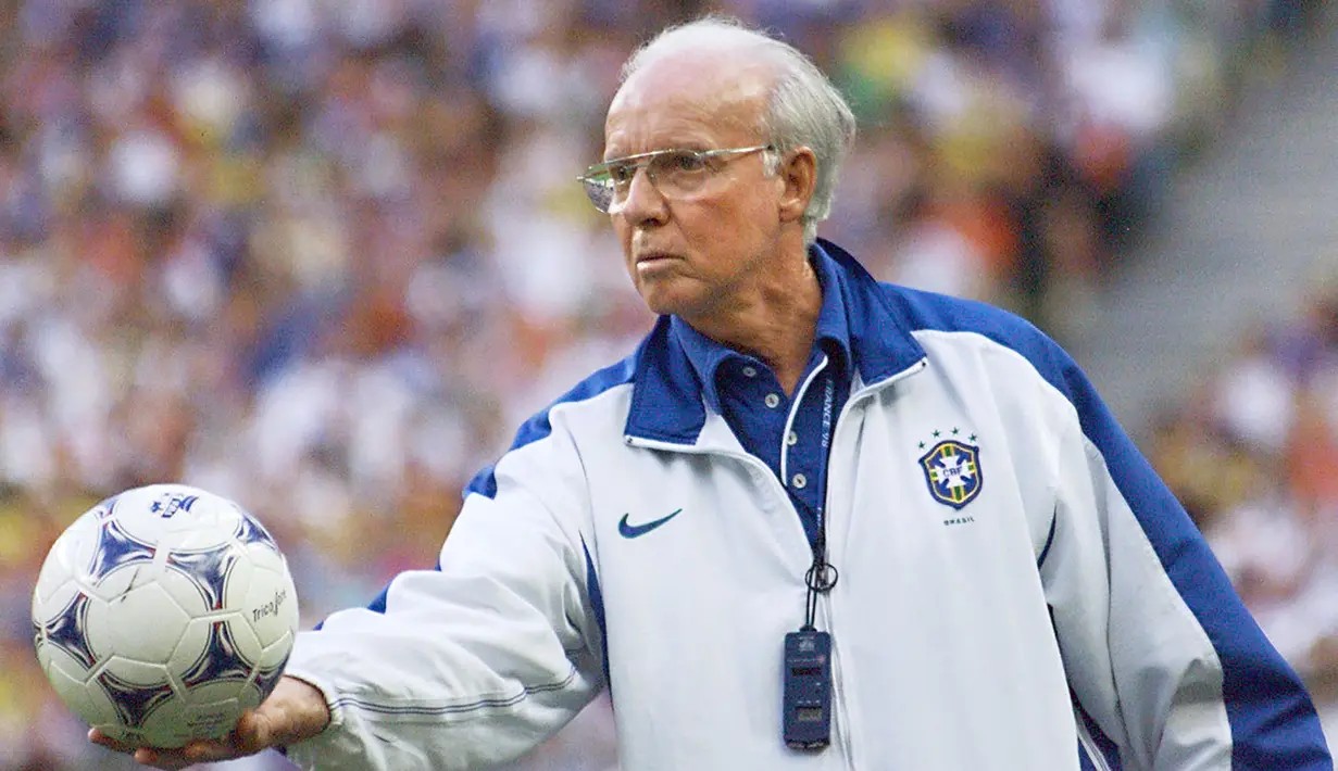 Mario Zagallo. Pelatih berkebangsaan Brasil yang kini berusia 91 tahun ini menjadi pelatih termuda kedua sepanjang sejarah yang mampu menjuarai Piala Dunia. Timnas Brasil dibawanya menjadi juara pada Piala Dunia edisi 1970 di Meksiko saat ia berusia 38 tahun 10 bulan. Pada partai final yang digelar pada 21 Juli 1970, Brasil sukses mengalahkan Italia dengan skor 4-1. Sebagai pemain, Mario Zagallo juga mampu meraih trofi Piala Dunia sebanyak dua kali, yaitu pada edisi 1958 dan 1962. (AFP/Gabriel Bouys)
