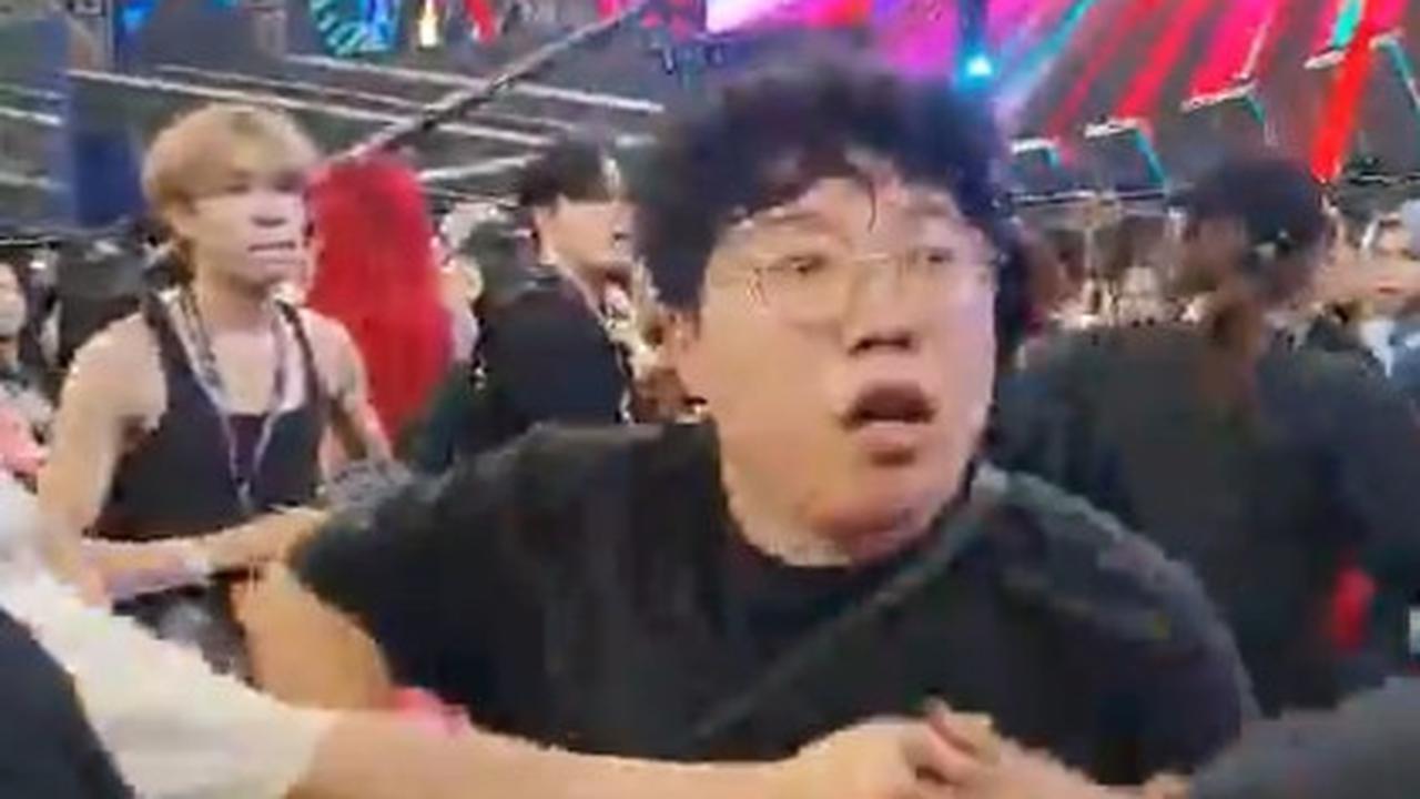 Dorong Staf Sampai Jatuh Hingga Acungkan Jari Tengah, Ini 10 Potret Oknum Penjual Foto Idol Bikin Rusuh Golden Disc Awards 2024 Jakarta