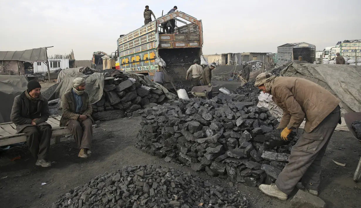 Sejumlah buruh Afghanistan memisahkan arang saat bekerja di pasar arang di pinggiran Kabul, Afghanistan (18/12/2019). Di musim dingin, harga kayu dan arang naik di antara semua kebutuhan lain untuk warga Afghanistan. (AP Photo / Rahmat Gul)