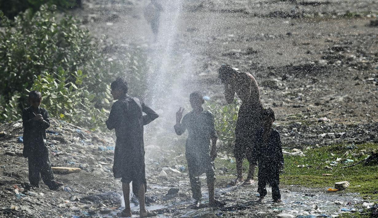 Menurut sejumlah pejabat kesehatan, rumah-rumah sakit diinstruksikan untuk mendirikan pusat tanggap darurat gelombang panas sehingga mereka yang terdampak suhu panas dapat segera diobati. (Asif HASSAN / AFP)