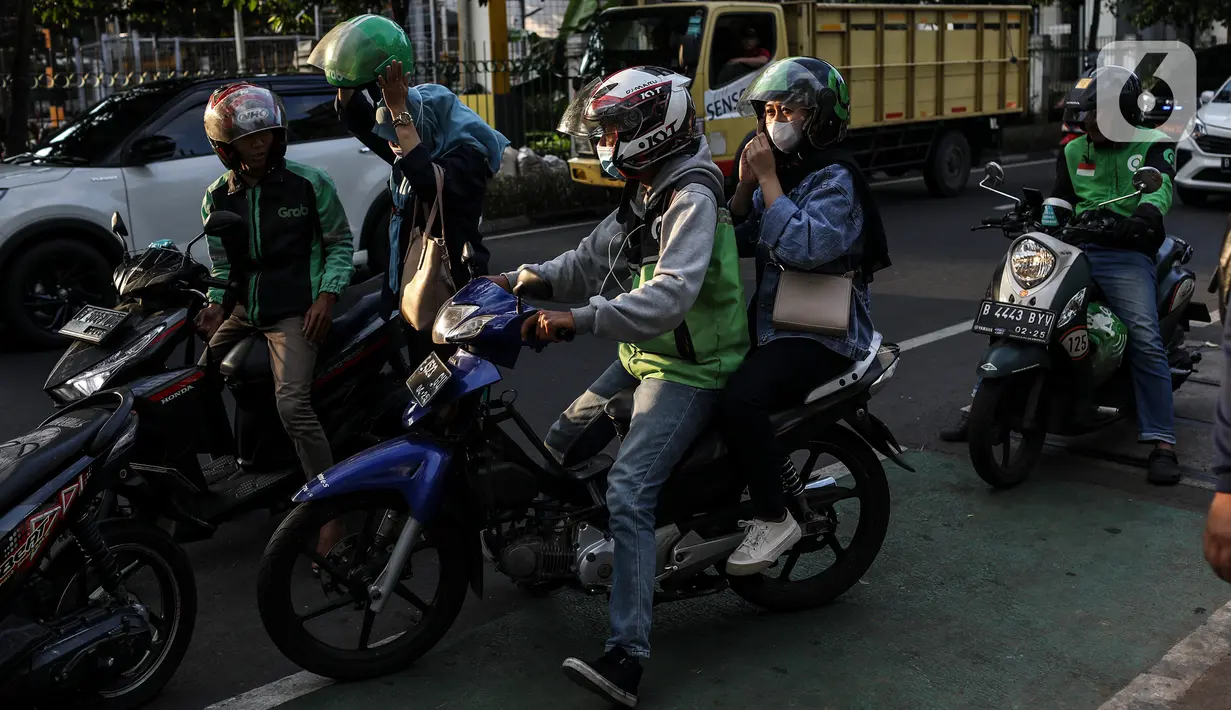 Aktivitas antar jemput pengemudi ojek online di depan Stasiun Palmerah, Jakarta, Selasa (6/9/2022). Kementerian Perhubungan (Kemenhub) memastikan segera menerbitkan regulasi kenaikan tarif ojek online (ojol). Hal itu menyusul kenaikan harga bahan bakar minyak (BBM) yang membuat beban operasional transportasi semakin besar. (Liputan6.com/Johan Tallo)