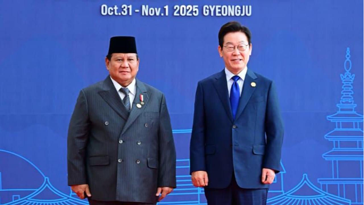 Presiden Prabowo Subianto dan Presiden Korea Selatan, Lee Jae-Myung berfoto Bersama jelang KTT APEC Korea Selatan