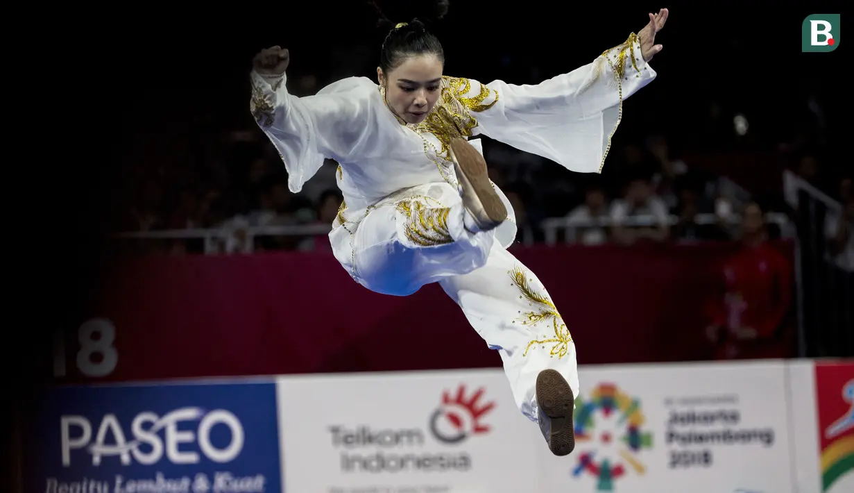 Atlet wushu Indonesia, Lindswell, saat beraksi pada Asian Games di JIExpo, Jakarta, Minggu, (19/8/2018). Sukses mengumpulkan poin tertinggi, atlet cantik ini berpeluang meraih emas dari nomor Taijiquan dan Taijijian. (Bola.com/Vitalis Yogi Trisna)
