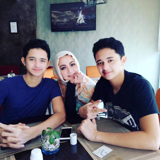 6 Momen Kebersamaan Nakula Sadewa dan Ibunda, Bak Kakak Adik