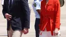 Red hot! Gaya Kate Middleton saat meninggalkan Belize dan bertolak ke Jamaika. Ia memilih jaket vintage Yves Saint Laurent yang kabarnya sudah dimiliki sejak ia kuliah. (Foto Instagram @hrhprincesscatherine_uk)