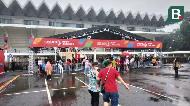 Penonton di pintu masuk Istora Senayan, Jakarta