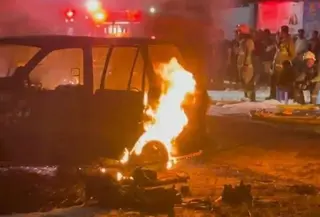 Peristiwa mobil jenis minibus terbakar ini terjadi saat kendaraan tersebut terparkir di depan sebuah ruko. (Foto: Antara)