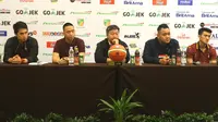 Konferensi pers jelang duel Garuda Bandung dengan BSB Hangtuah pada play-off IBL di C'Tra Arena Bandung. (Liputan6.com/Kukuh Saokani)