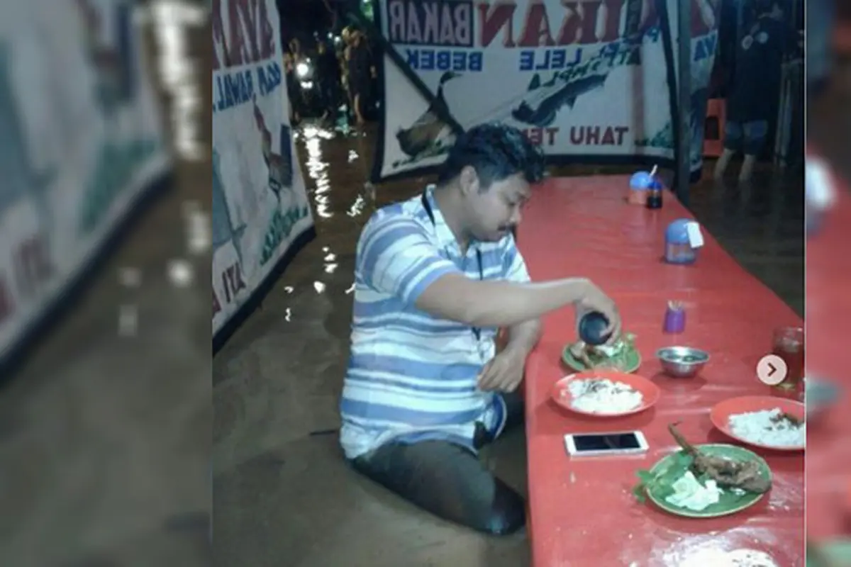 Terungkap, Ini Sosok Pria yang Makan Pecel Lele Saat Banjir