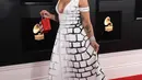 Penyanyi dan komposer, Joy Villa berpose di karpet merah perhelatan Grammy Awards 2019 di Staples Center, Los Angeles, Minggu (10/2). Joy Villa memakai dress yang terinspirasi tembok perbatasan antara AS dan Meksiko. (Jordan Strauss/Invision/AP)