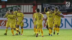 Pemain Bhayangkara FC merayakan gol yang dicetak Sani Rizki Fauzi (kedua kanan) saat melawan PSMS pada lanjutan Go-Jek Liga 1 Indonesia bersama Bukalapak di Stadion PTIK, Jakarta, Jumat (3/8). Bhayangkara FC unggul 3-1. (Liputan6.com/Helmi Fithriansyah)