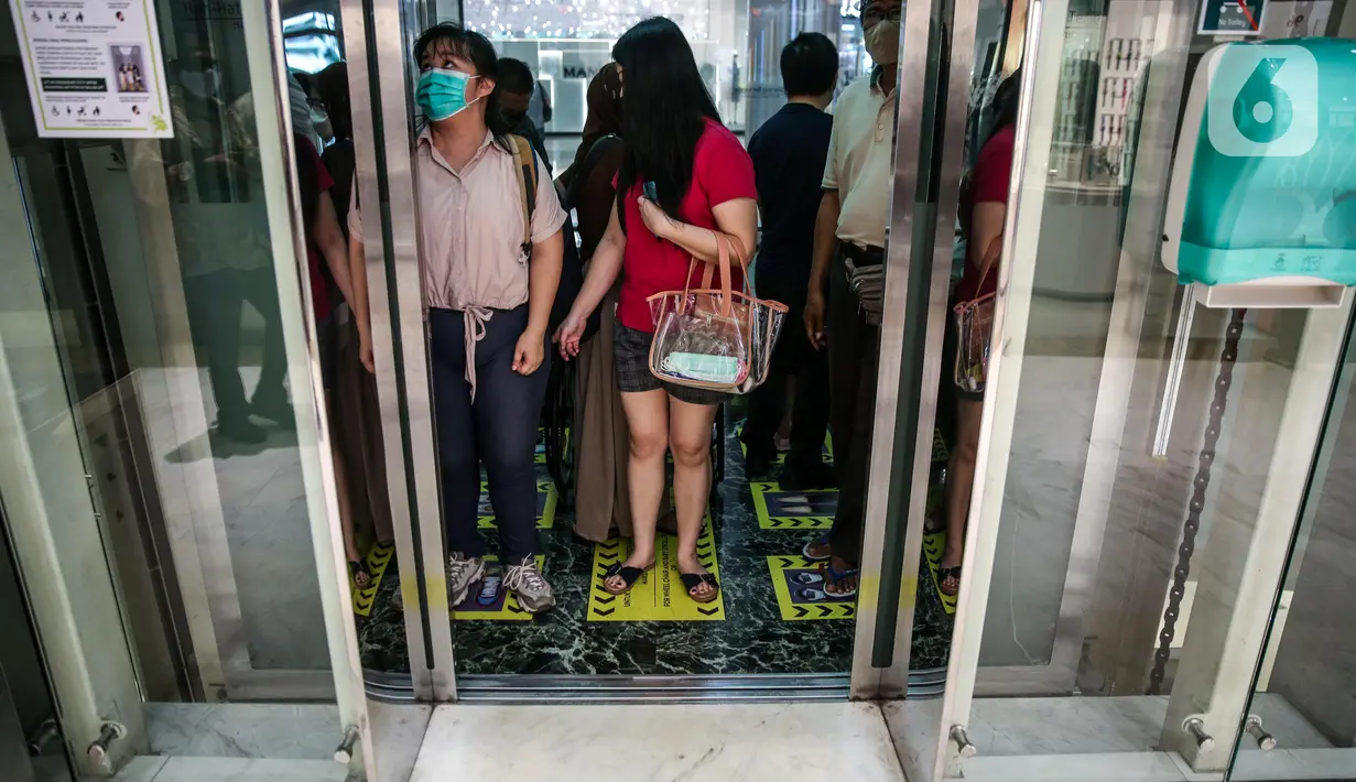 Pengunjung menaiki lift yang telah dipasangi garis batas antarpengguna di Mal Central Park, Jakarta, Senin (15/6/2020). Setelah ditutup akibat Covid-19, Senin (15/6) ini, Pemprov DKI mengizinkan sekitar 80 mal atau pusat perbelanjaan di Jakarta untuk dibuka kembali. (Liputan6.com/Faizal Fanani)