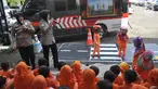 Polisi wanita (polwan) mengajarkan tertib lalu-lintas kepada anak-anak TK ABA Uswatun Hasanah Tembalang saat kunjungan ke Polrestabes Semarang, Selasa (9/4). Acara ini wujud nyata kepedulian Polri kepada masyarakat khususnya anak-anak. (Liputan6.com/Gholib)