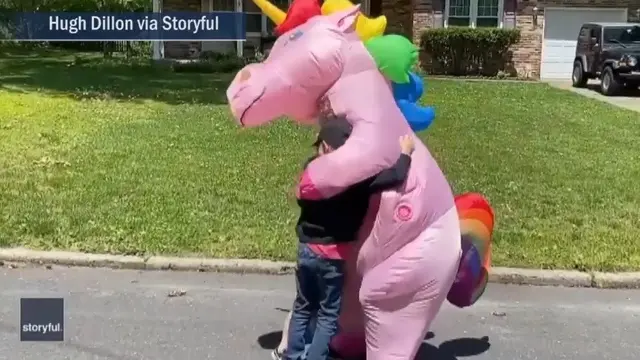 nenek gunakan kostum unicorn saat peluk cucu
