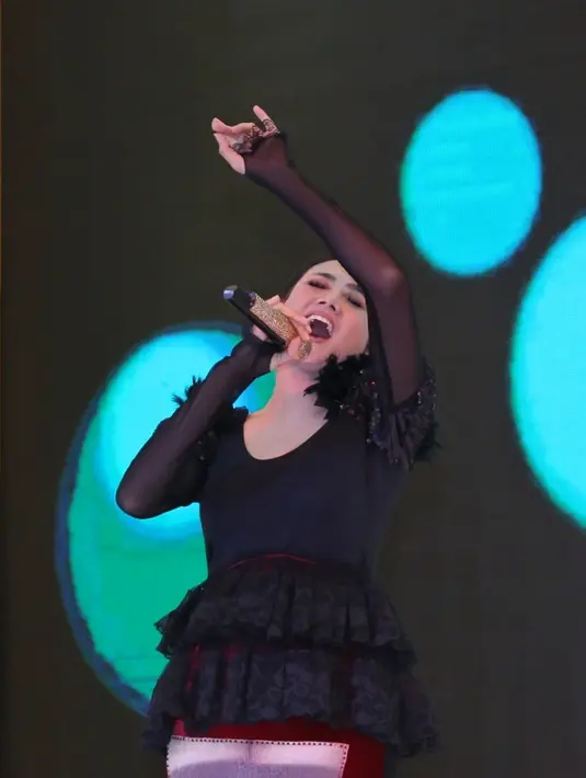 Mulan mencoba menggandeng musisi baru dalam album barunya tersebut.Di antaranya adalah NSG, Ade Govinda, Posan Tobing, Vega Antares, hingga Alam Urbach. (Nurwahyunan/Bintang.com)