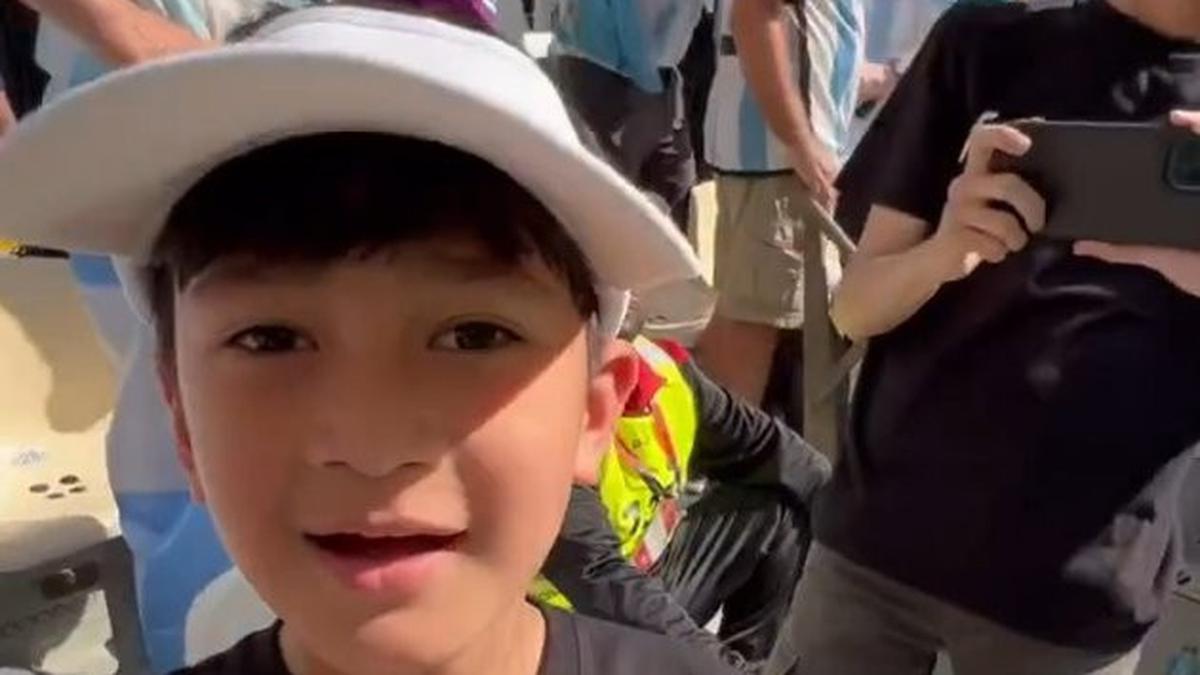 6 Potret Rafathar Nonton Piala Dunia, Tampil Totalitas Pakai Jersey ...