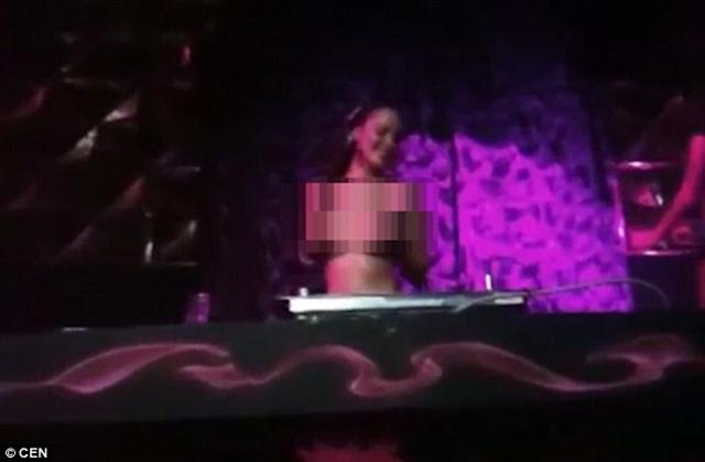 Eleo ketika menjadi DJ | Photo: Copyright dailymail.co.uk 