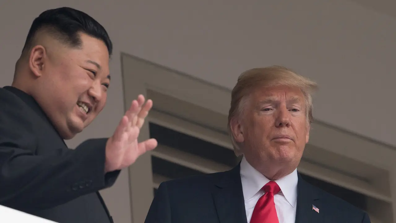 Lambaian Tangan Donald Trump dan Kim Jong-un dari Balkon Hotel Capella