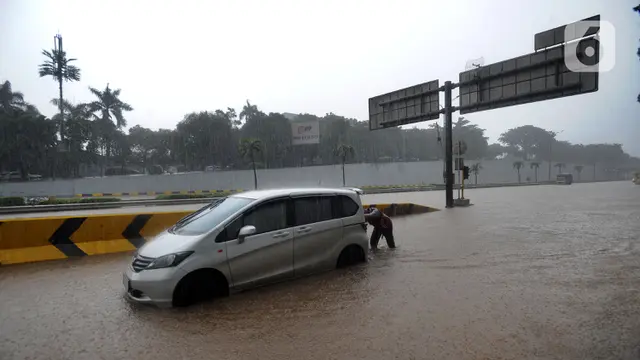 FOTO: Banjir Rendam Tol JORR di Kawasan TB Simatupang
