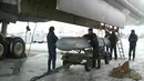 Pasukan Tentara Rusia saat menyiapkan Amunisi untuk menyerang kelompok ISIS di pangkalan udara Rusis, Kamis (19/11/2015). (Reuters)