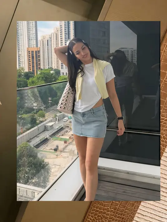 Nia Ramadhani pun hanya memulas makeup tipis dengan lipstik bernuansa nude pink [@ramadhaniabakrie]