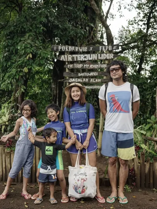 "Difoto ini kami masih pose manis lugu berharap akan hanya trekking seru-seru lucu. Kenyataannya? Seru-seru seram tegang! Hahaha..," tulisnya saat akan menuju air terjun Lider. (Instagram/widimulia)